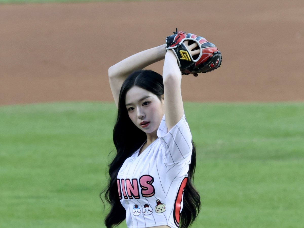 트리플 에스 김채연 2026년 4월 잠실 LG 시구 김채연 투구 준비