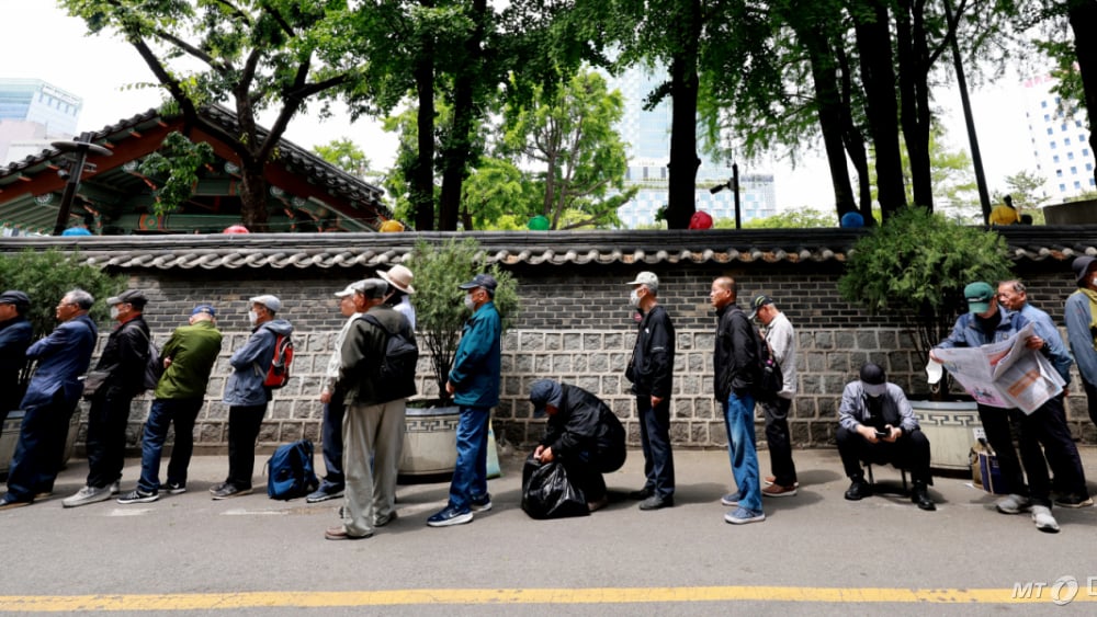 상담을 받고 있는 고령층 어르신