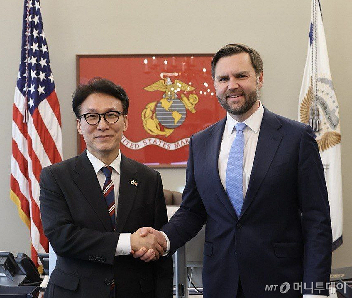 美 밴스 부통령 만난 김민석 총리..."한미 관계 긍정적 모멘텀 구체화" - 뉴스 썸네일 이미지