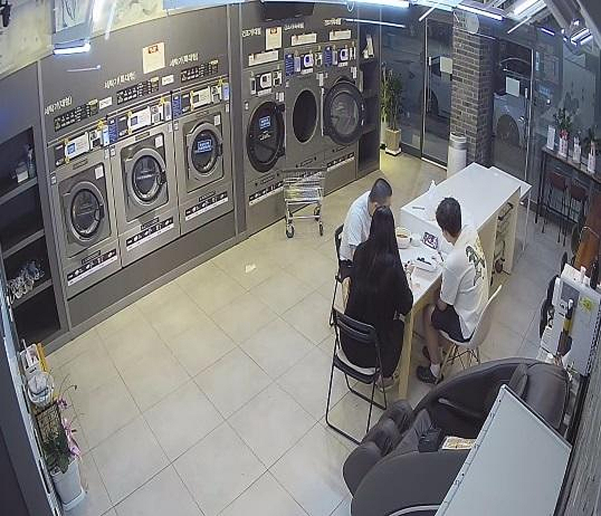 무인세탁소에서 야식 파티한 남녀…빨랫감은 없었다 - 머니투데이