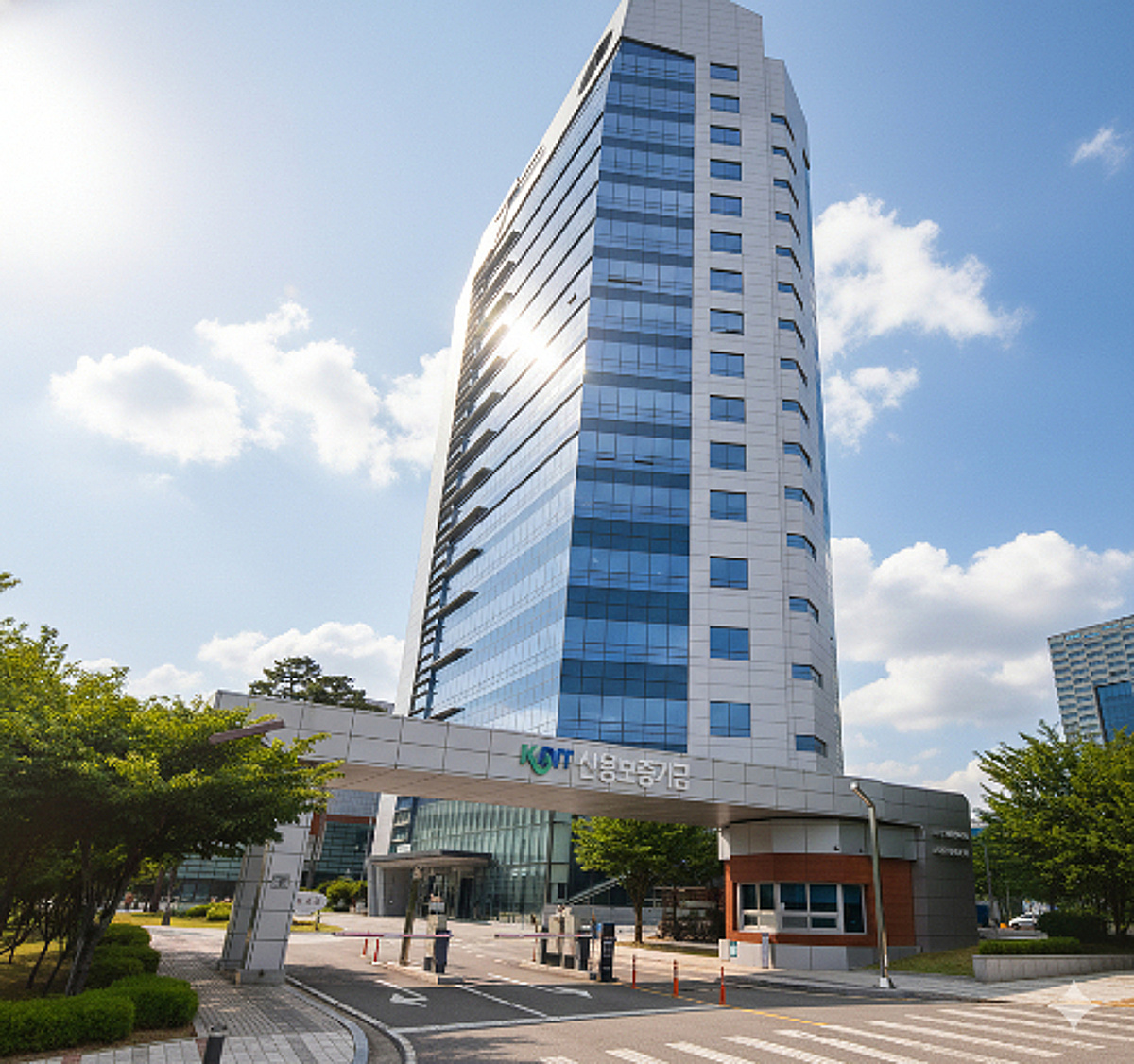 한국이디에스, 신용보증기금 '생성형 AI 인프라 구축 사업' 완료 - 뉴스 썸네일 이미지