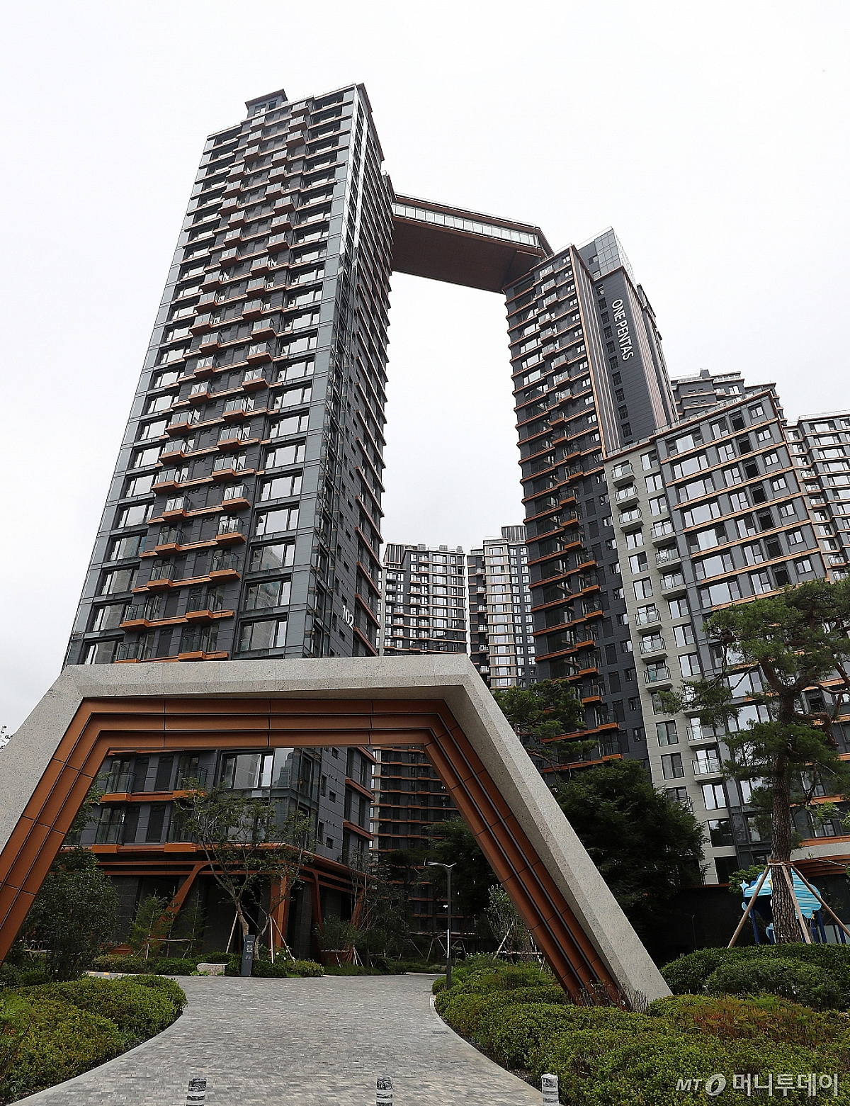 '20억 로또' 원펜타스에 무슨 일…입주까지 했는데 '소유권 이전' 막혔다