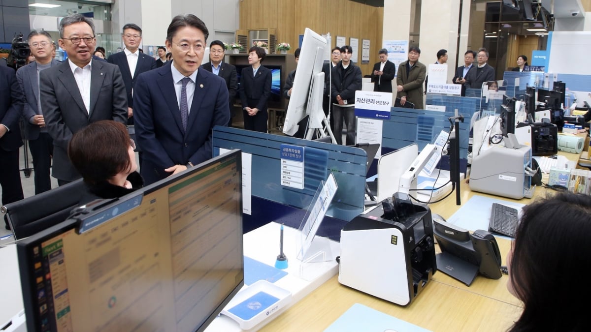 신한은행, 오늘부터 창구서 타행 계좌조회·거래내역 확인 가능 - 머니투데이