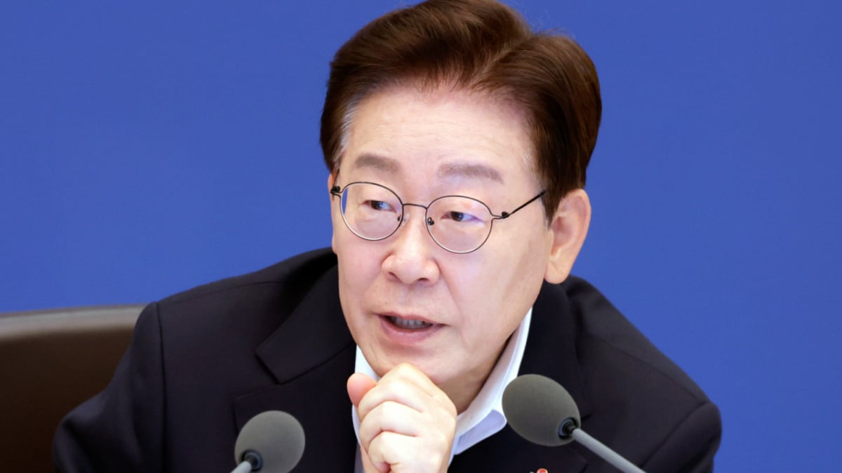 국무회의에서 발언하는 이재명 대통령