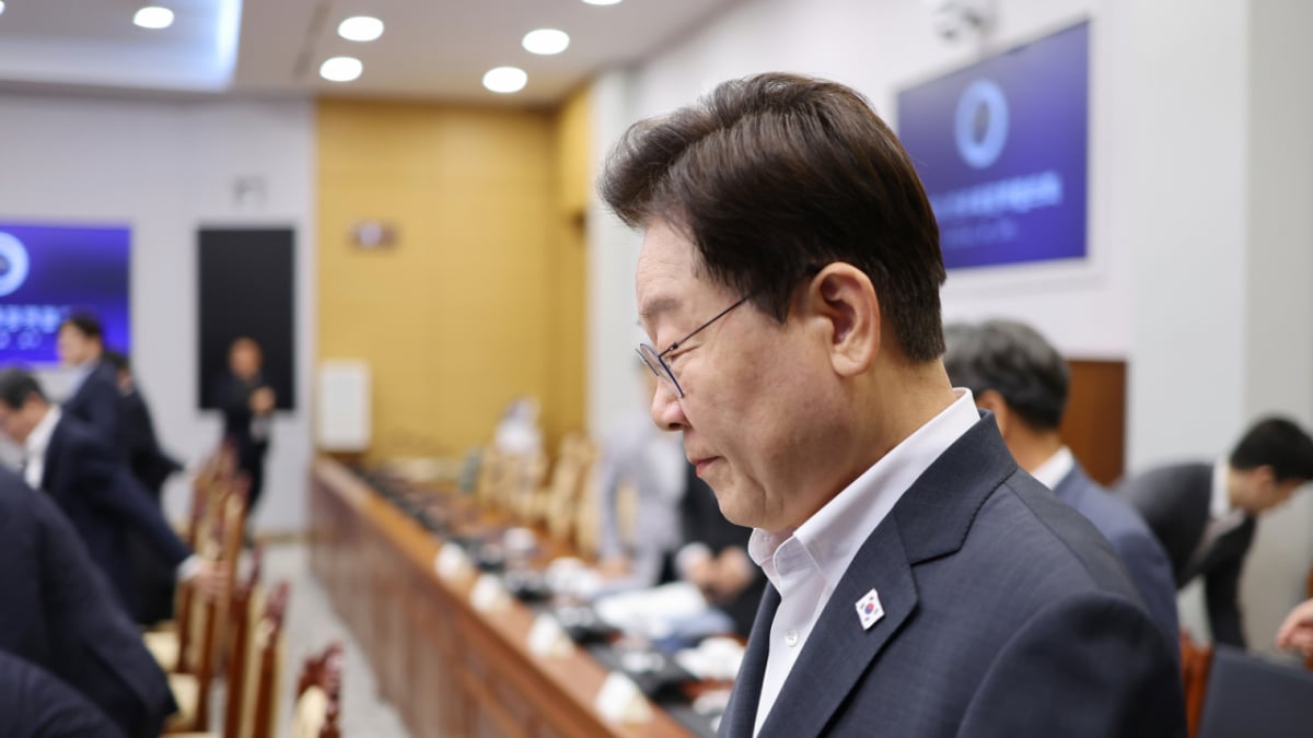 President Lee Jae-myung's approval rating hits record low, falling for 6 consecutive weeks