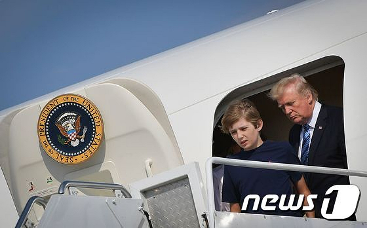 훤칠한 키에 구찌 신발 신고… 트럼프 11살 아들 배런 - 머니투데이