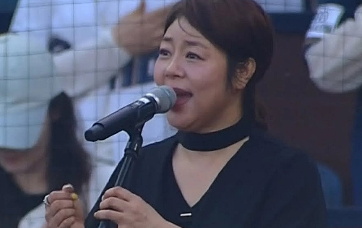 "애국가에 웬 기교?"...큰그림 엄지영 "생각 짧았다, 정중히 사과" - 뉴스 썸네일 이미지