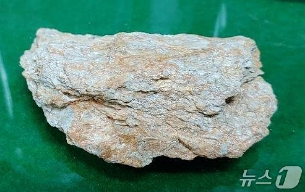 1억 톤 넘게 묻혀 있다! 충북 영동서 발견된 '신비의 광물' 정체