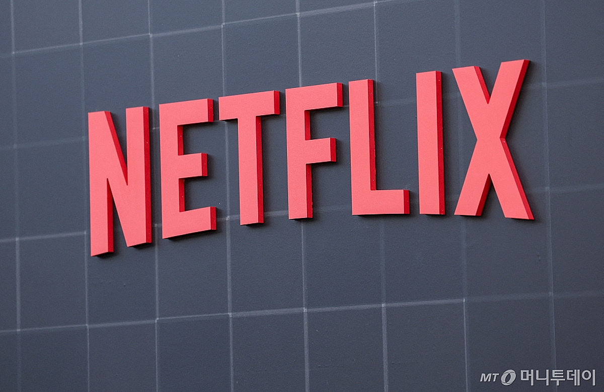 넷플릭스, 깜짝 실적에 요금제 인상 발표…시간외 주가 14% 급등 - 머니투데이