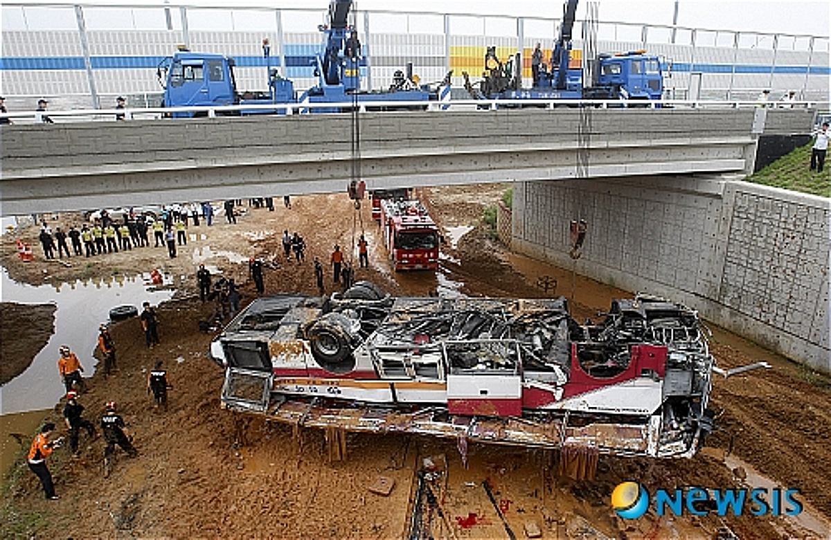 안전거리 5m가 부른 참사... 인천대교 버스 추락은 명백한 인재였다