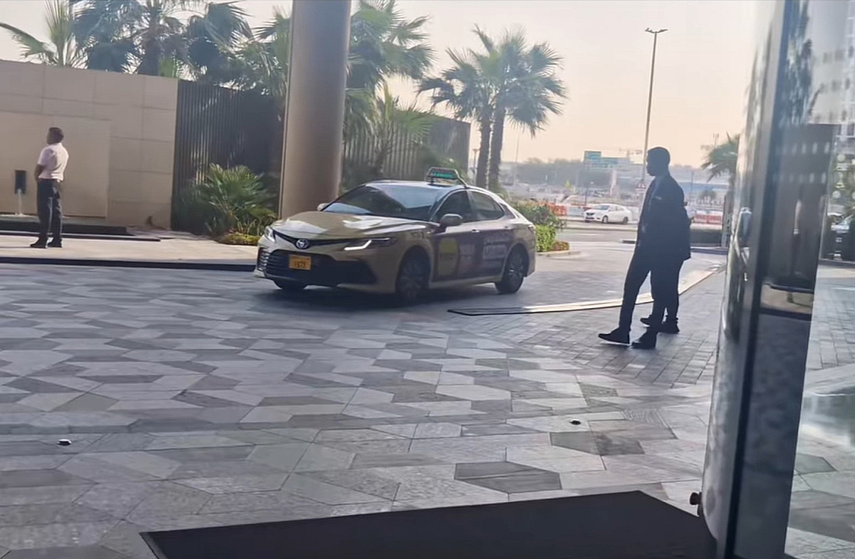 두바이에서 오만까지 택시로 탈출한 사람의 기사 이미지