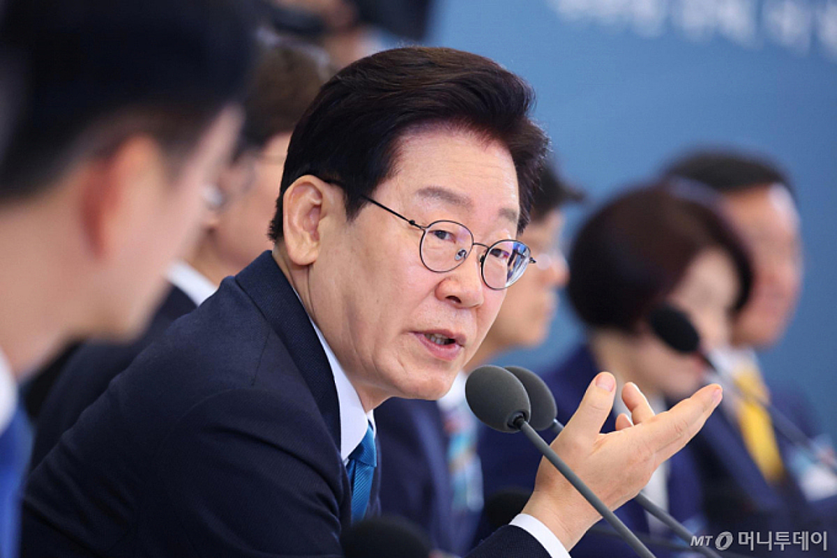 李 "로봇·AI등 첨단산업, 네거티브 규제 전환" - 머니투데이