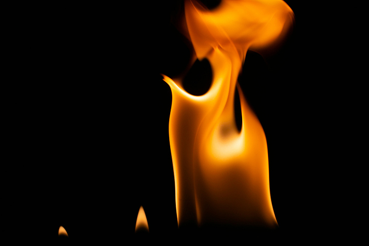 "폐가 체험하자" 빈 아파트 불 지르고 도망간 20대들 징역형 집유 - 뉴스 썸네일 이미지