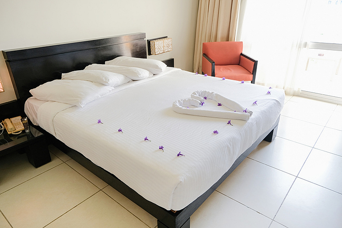 호텔 가서 여친이랑 한 게 생중계됐다고? 몰카 충격이네