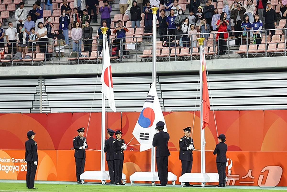 한국 축구 아시안게임 4연패…시상식서 태극기 게양 지연 논란