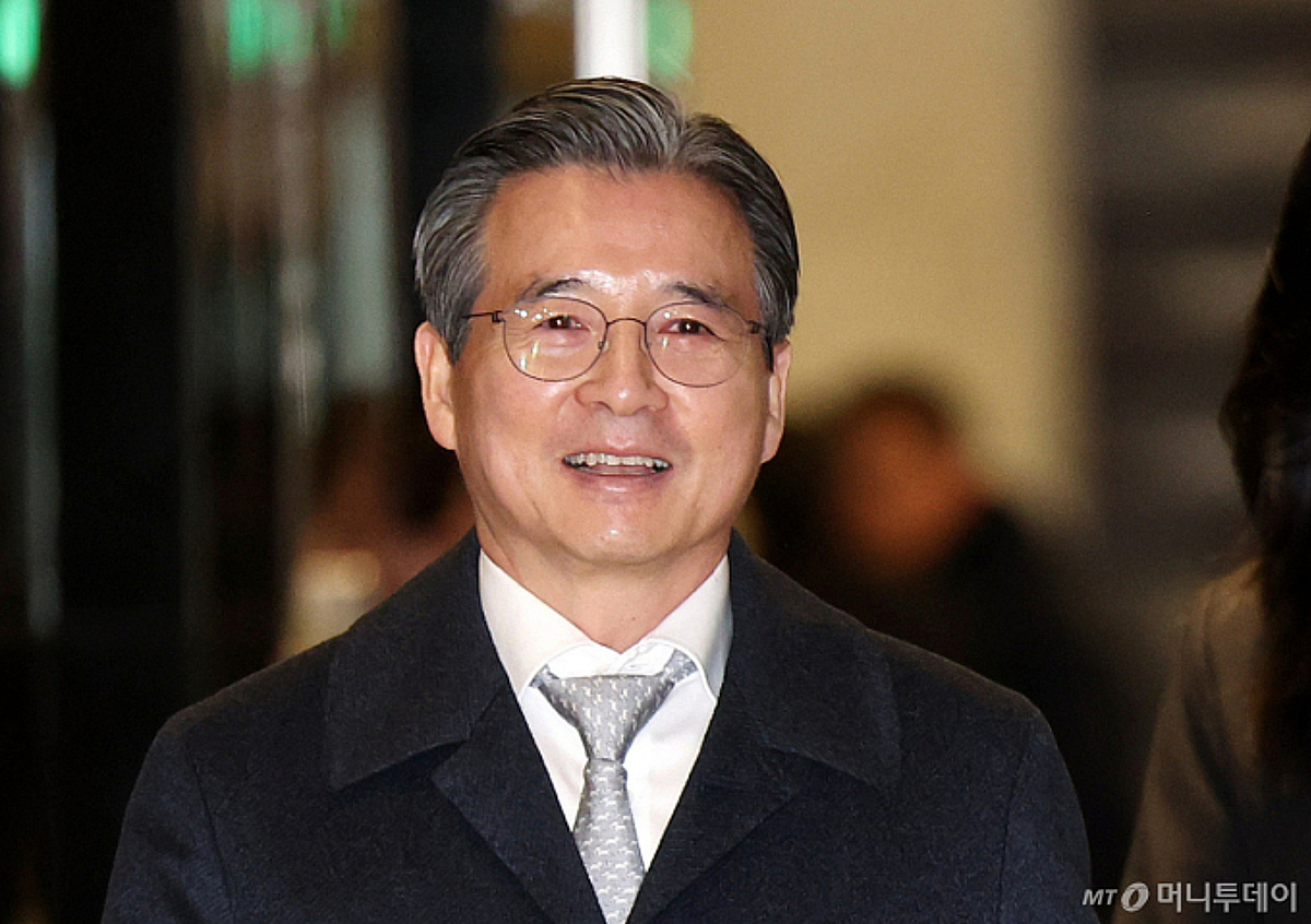 "이런 정책실장 처음" 모두가 그의 페북 바라본다...대통령 닮은 소통법 - 뉴스 썸네일 이미지