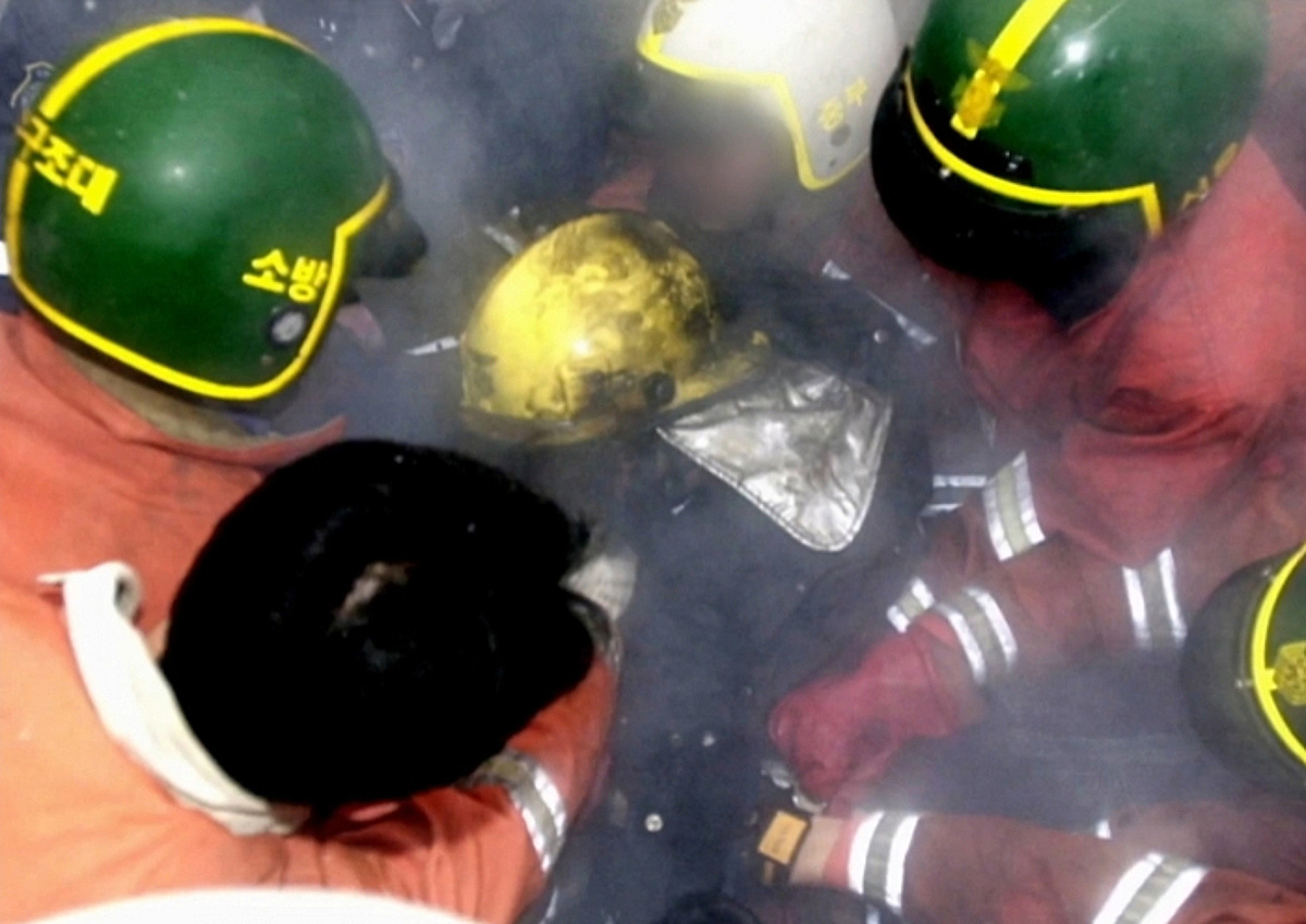 예능프로 '운명전쟁49' 측이 출연진에 '순직 소방관의 사주풀이'를 해보라는 미션을 제시해 유가족이 반발하고 나섰다. 유족은 "제작진이 앞서 설명했던 방송 취지와 크게 달랐다"며 배신감을 드러냈다. /사진=디즈니+ '운명전쟁49' 캡처