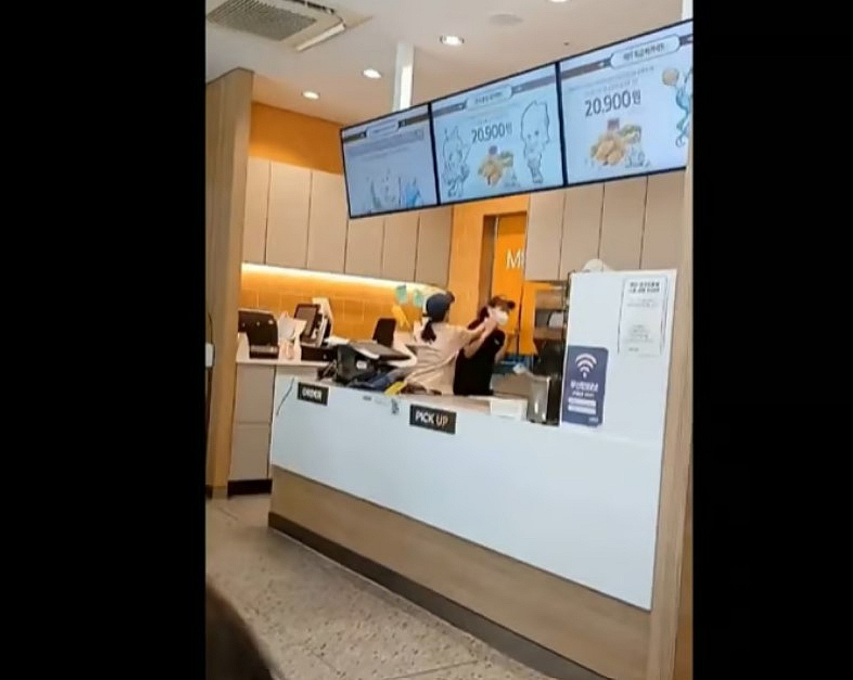 얼굴 때리고 카운터 엎고... 맘스터치 난동 여성의 충격적 근황