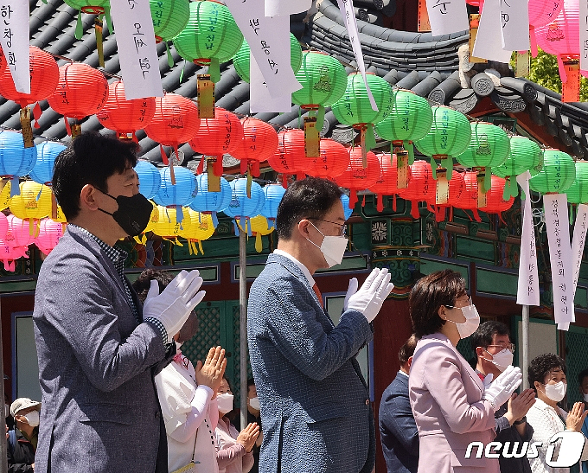[사진] 시민과 학생들의 안전을 위해 합장 - 머니투데이