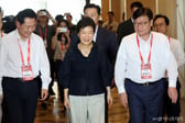 [속보]박근혜 "지도부 중심 일치 단결해야…국민 신뢰 회복이 개혁"