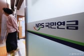 삼전 8000억 팔고 하닉 1.6조 샀다…국민연금 선택은