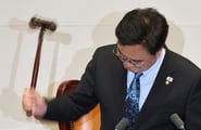 국회의장 눈물과 함께 멈춘 개헌 도전, "국힘이 대국민 약속 걷어차" 맹비난