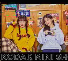 '큰 로고에 튀는 옷' 요즘 MZ세대가 열광하는 이유