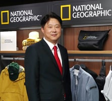 'Z세대 교복' 내셔널지오그래픽, 패션으로 재창조한 이 남자