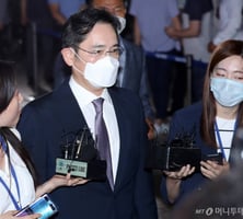 이재용, 경영승계 공식화했지만…사법리스크·반도체 투자 '험로'