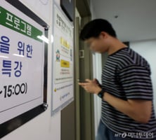 "일할 사람 없어" 난리인데..."일할 곳 없어" 청년 月70만명 '쉬었음'