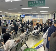 외국인 82만명 늘 때 출입국 사무소 정원 100명 증가…손발 묶인 출입국