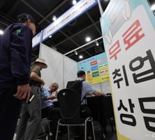 청년 '백수' 수두룩한데 고용 늘었다?…208만 '공공일자리'가 부른 착시