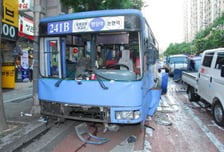 버스폭발 부상자 17명중 2명 수술..15명 귀가