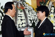 [사진]YS, 故 황장엽 수양딸 김숙향씨 위로