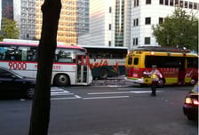 을지로2가 충돌사고, 관광버스가 중앙선 넘은듯