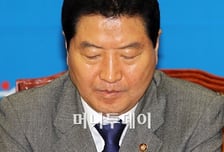 안상수 '자연산' 코미디 파장..수첩상수?
