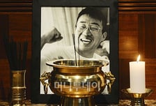 故최동원 빈소 찾은 NC 김택진, 김경문 "할 말이 없다"