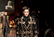 밀라노의 경제한파 "남자구두 뾰족해졌네"