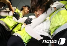 [화보] 김재연 실신, 이석기 강제구인 '아수라장'