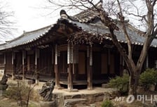 '후손 자살·술파티 별장…' 외암고택 경매나온 사연은?