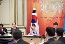 朴대통령 "핀테크 늦었다…'국제시장' 문화의 힘 보여줘"