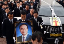 故 성완종 회장 발인식···"세상이 아버지 외롭게 해"