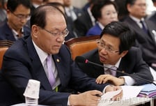 교문위 국감 여당 불참 속 재개…교육부, '국정화 자료제출 거부'