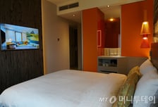 노래는 '강남스타일' 호텔은 '라이프스타일 강남' 