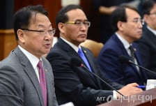 유일호 "예상보다 수출 심각, 내수 뒷받침 돼야"