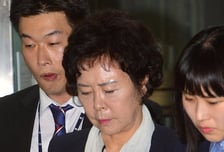 신영자 "억울하다" 통곡했지만 구속… 檢 수사 속도