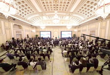 無대본 자유 질문 vs '감성' 치밀 연출… 100일 회견 뒷얘기