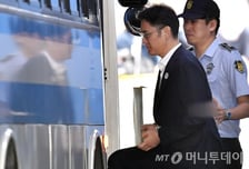 [MusT]5년 실형 받은 이재용 삼성전자 부회장…담담한 표정