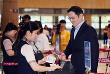 일본간 이재용, 아버지 '이건희 인맥' 도움 받는다