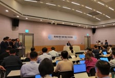 류진 전경련 신임 회장, 기자 어깨에 손 올리며 한 말